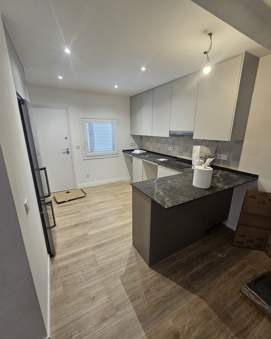 Reforma de cocina en Collado Villalba — resultado final, cocina moderna con encimera de mármol