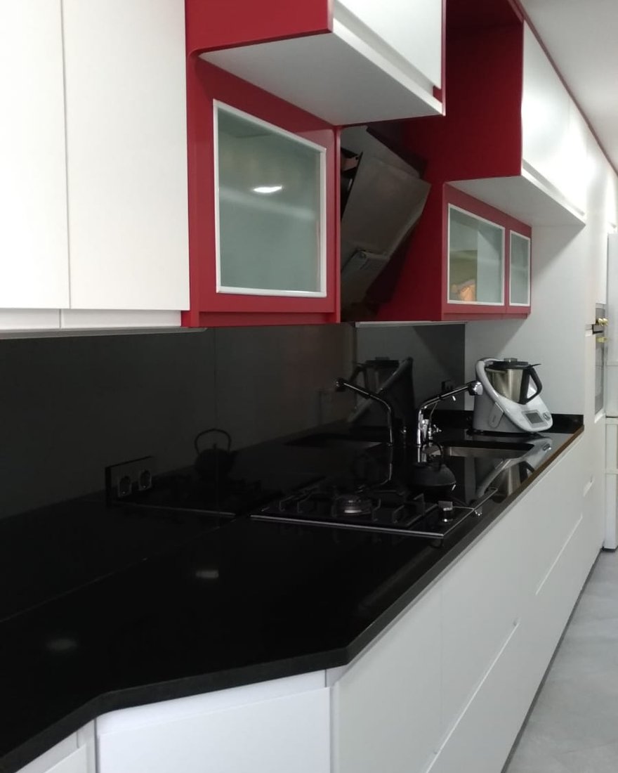 Reforma de cocina en Collado Villalba — después, cocina blanca y granate con encimera negra
