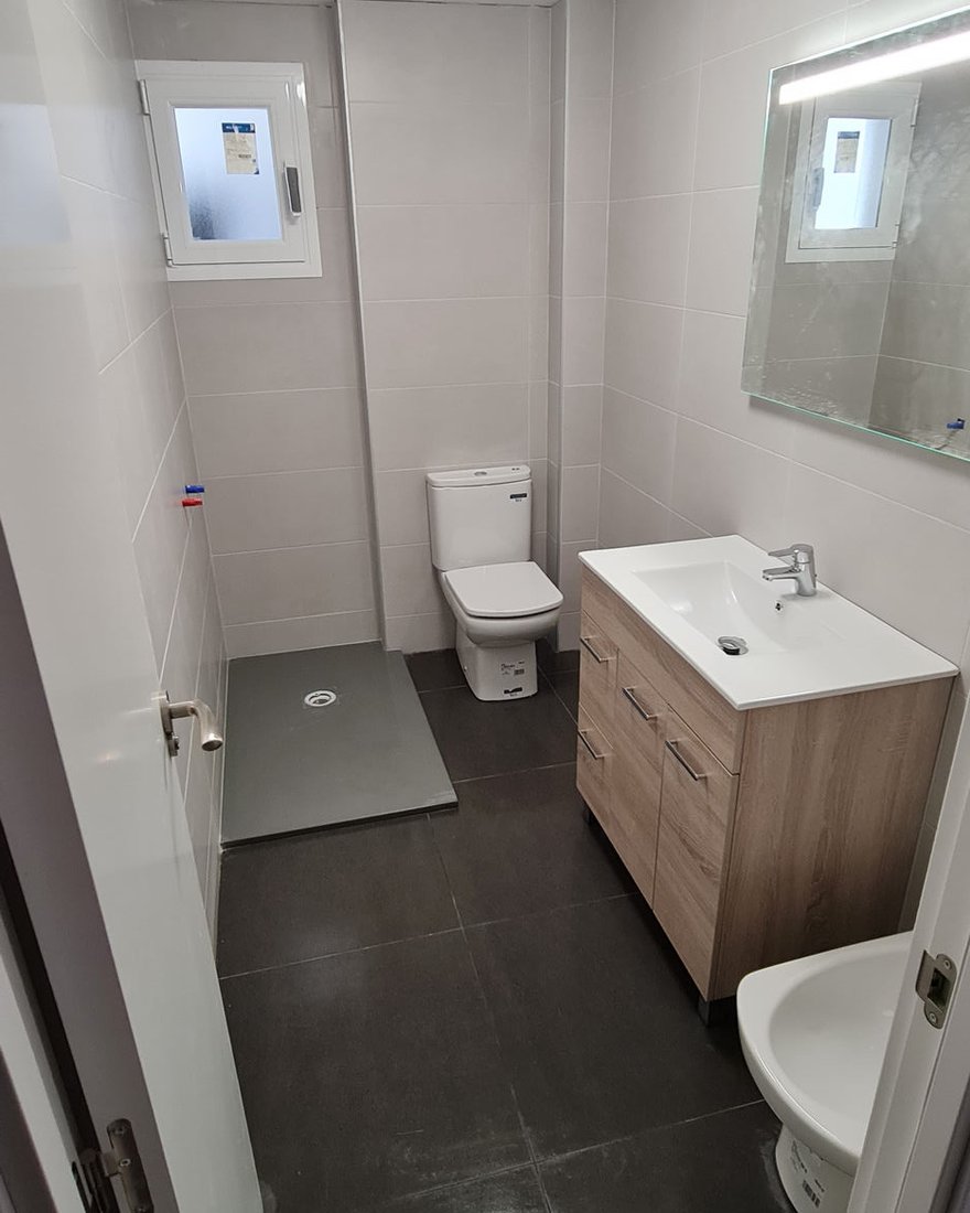 Reforma de baño en Collado Villalba — después, baño terminado con plato de ducha y mueble de lavabo