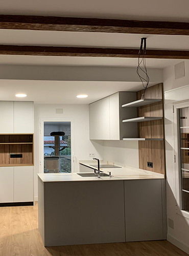 Reforma integral de piso con cocina abierta y vigas de madera