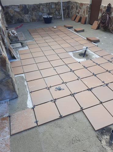 Solado de terraza exterior con baldosa cerámica